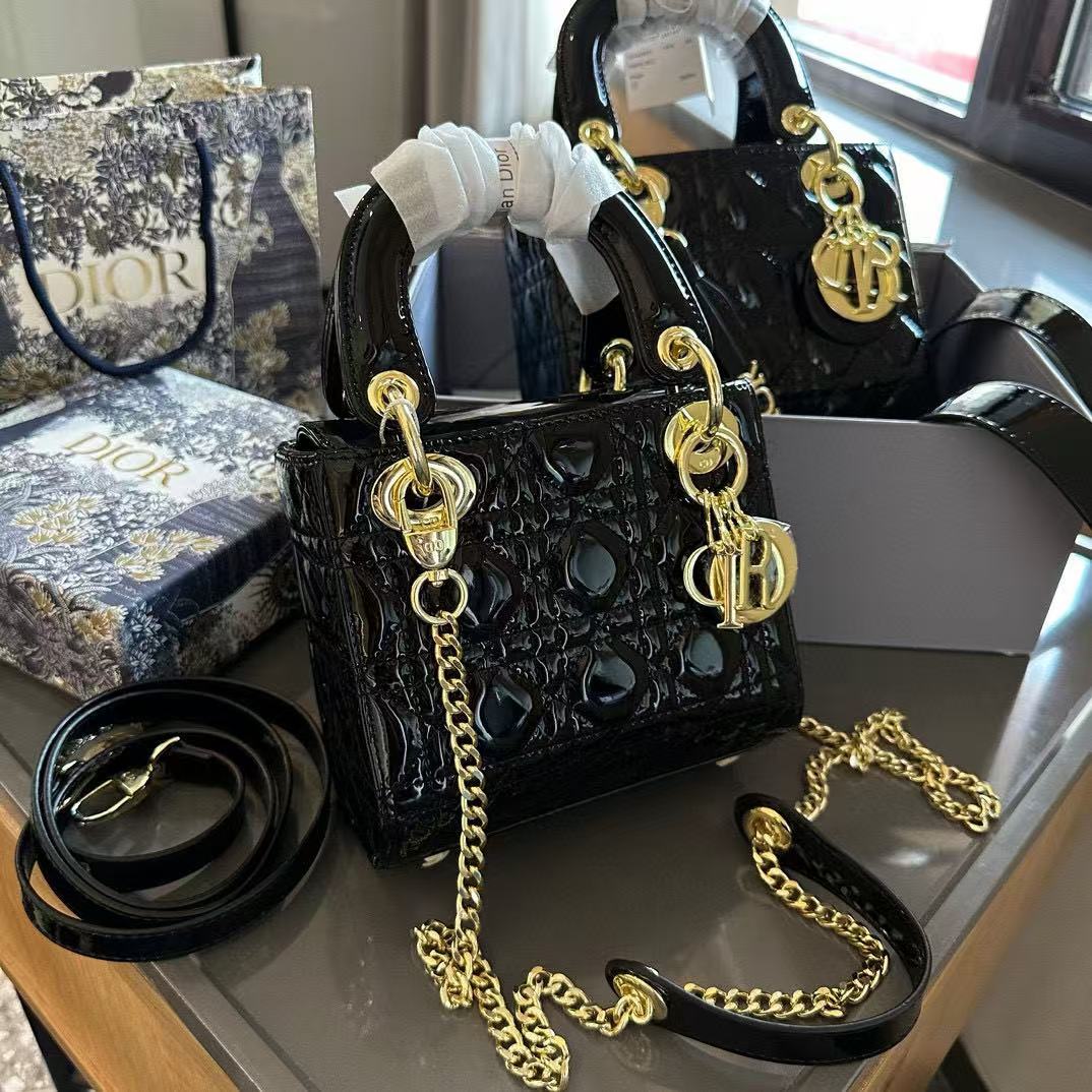 微信图片_20241127152426 Lacquer leather Daifei bag with three or four compartments, genuine leather diamond grid small square bag, versatile, single shoulder crossbody, high-end handbag for women-comes with gift box - Image 1