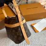 With a long shoulder strap, it can be worn crossbody on one shoulder L-home new cosmetic bag-box - Image 5