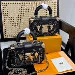 It can be carried by hand or cross-body and is full of diamond box bags-box