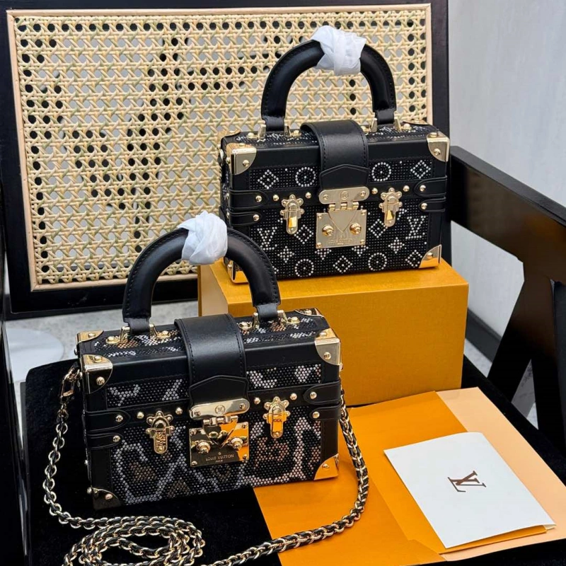 13411037545731400 It can be carried by hand or cross-body and is full of diamond box bags-box - Image 1