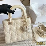 Diamond buckle, four compartments of the Davis bag, and wide shoulder straps-box - Image 2