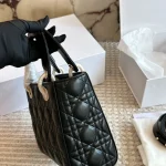 Diamond buckle, four compartments of the Davis bag, and wide shoulder straps-box - Image 9