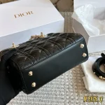 Diamond buckle, four compartments of the Davis bag, and wide shoulder straps-box - Image 7