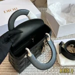 Diamond buckle, four compartments of the Davis bag, and wide shoulder straps-box - Image 3