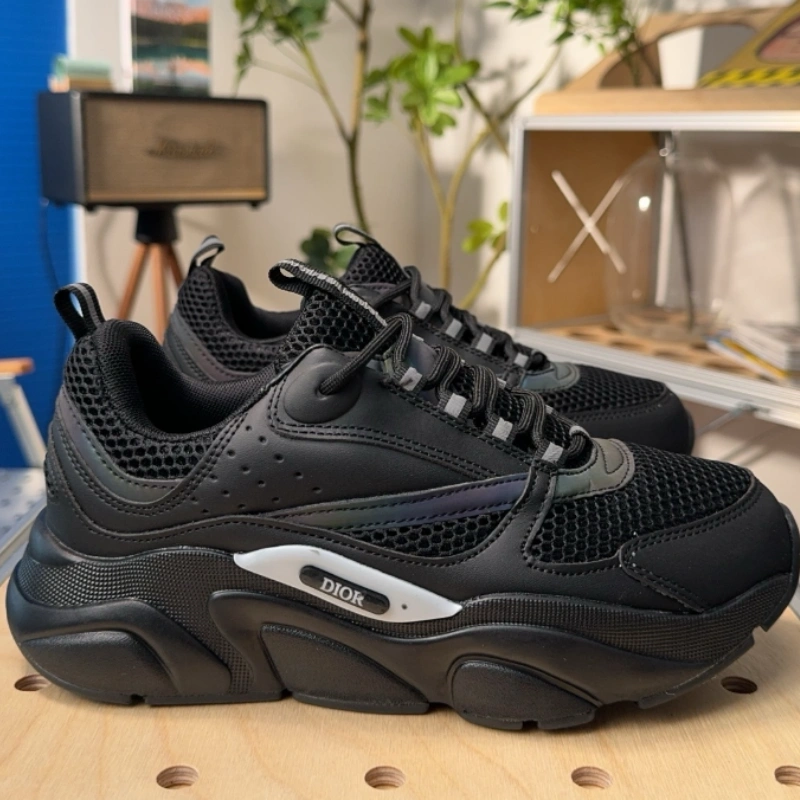 f10786c817595b758a8397160a801feb New sneakers with a box - Image 1