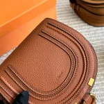 Classic saddle silhouette with full-grain soft leather-box - Image 10
