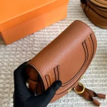 Classic saddle silhouette with full-grain soft leather-box - Image 8