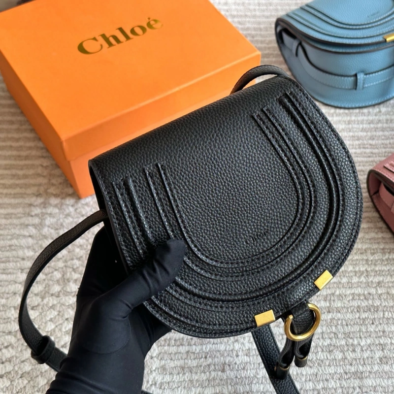 13412486705600400 Classic saddle silhouette with full-grain soft leather-box - Image 1