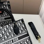 Perfect for work and play, with a spacious interior-box - Image 7