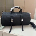 A stylish and spacious travel bag-no box