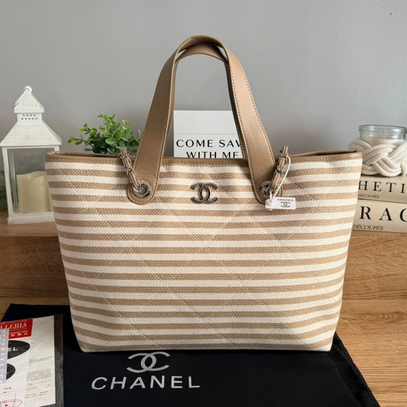 d4951b21249bb7e56f6e64b3b9c2df46 Woven striped beach bag- no box - Image 1