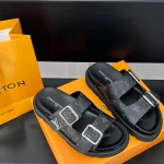 Sandals in classic colors-box
