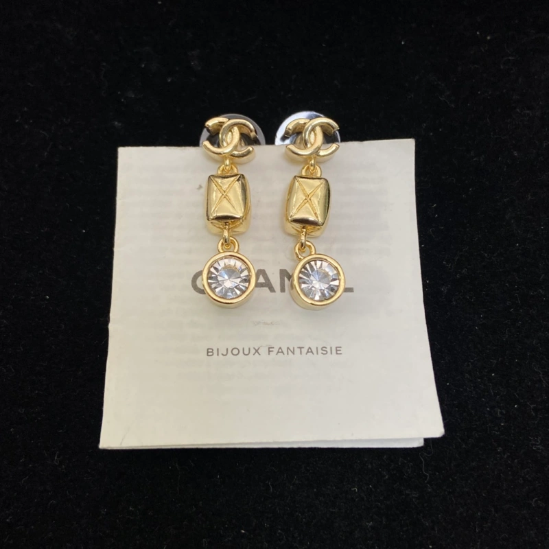 13420970571884000 Trend Alert! ✨ The Latest Quilted Chain Studs – Chic & Timeless Accessory for Daily Wear & Partie-box - Image 1