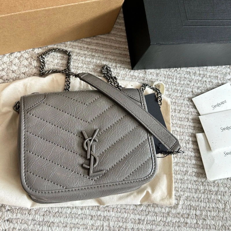 13421491116087600 The chain envelope bag is truly the quintessential 'entry-level' classic-box - Image 1