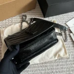 The chain envelope bag is truly the quintessential 'entry-level' classic-box - Image 2