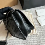 The chain envelope bag is truly the quintessential 'entry-level' classic-box - Image 12