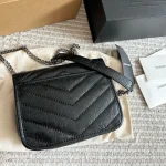 The chain envelope bag is truly the quintessential 'entry-level' classic-box - Image 11