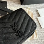 The chain envelope bag is truly the quintessential 'entry-level' classic-box - Image 3