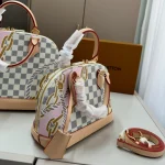 A petite and vintage shell bag-no box - Image 4