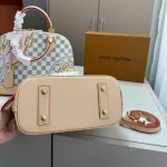 A petite and vintage shell bag-no box - Image 3