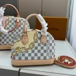 A petite and vintage shell bag-no box - Image 2