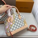 A petite and vintage shell bag-no box - Image 10