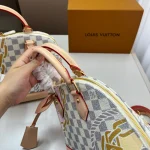 A petite and vintage shell bag-no box - Image 9