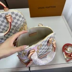 A petite and vintage shell bag-no box - Image 6