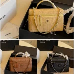 Made of woven straw with a metal chain. It's retro yet stylish-box