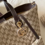 The monogram tote: laid-back and effortlessly chic - Image 4