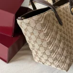 The monogram tote: laid-back and effortlessly chic - Image 3