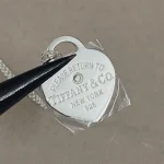 Two-tone single diamond heart key with box - Image 2