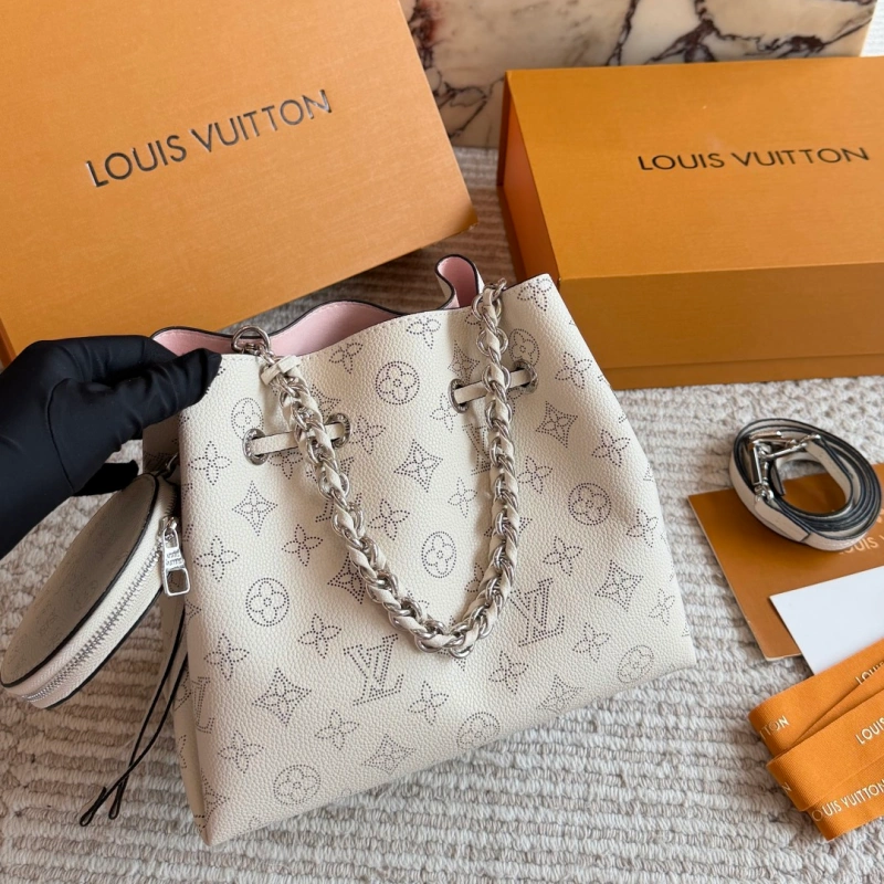 13423649508183600 Crafted from calfskin, this is a compact bucket bag-box - Image 1