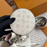 Crafted from calfskin, this is a compact bucket bag-box - Image 9