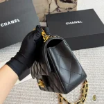 A fashionable and versatile classic that never goes wrong-box - Image 13