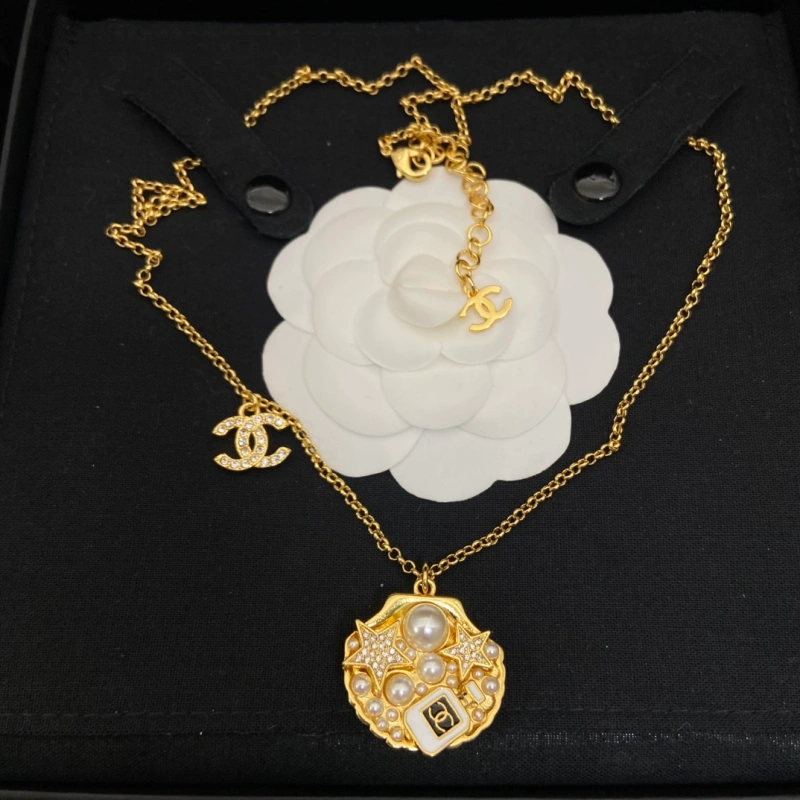 13424000071141600 Little gold shell necklace-box - Image 1