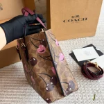 C's new chic mini tote bag-box - Image 8