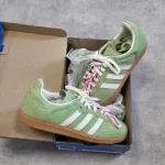Sneakers in fresh colors-box