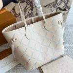 Stylish detachable pouch with a mother-and-child zipper design-box