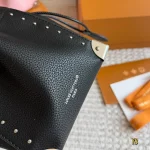 The side studs and corner hardware are packed with exquisite details-box - Image 7