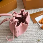 The side studs and corner hardware are packed with exquisite details-box - Image 4