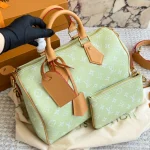 Includes a high-quality dust bag with tone-on-tone letter embroidery and a box - Image 9