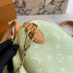 Includes a high-quality dust bag with tone-on-tone letter embroidery and a box - Image 7