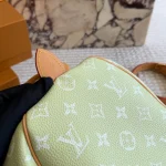 Includes a high-quality dust bag with tone-on-tone letter embroidery and a box - Image 6