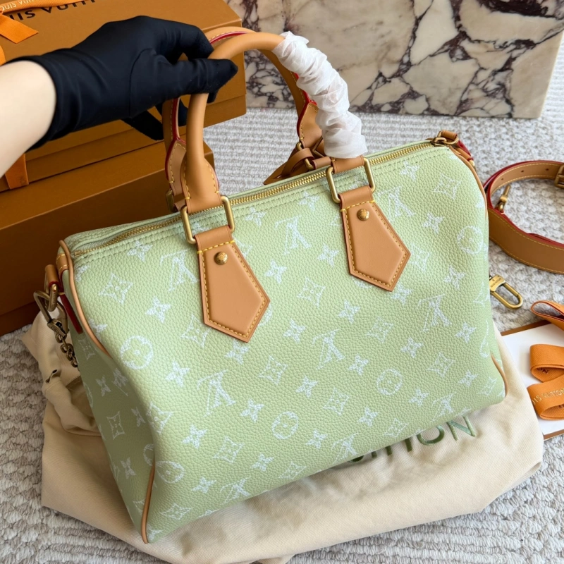 13425808345940200 Includes a high-quality dust bag with tone-on-tone letter embroidery and a box - Image 1