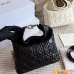 Effortlessly nail that chic, relaxed French vibe with this underarm bag-box - Image 2