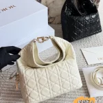 Effortlessly nail that chic, relaxed French vibe with this underarm bag-box - Image 14