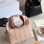 Effortlessly nail that chic, relaxed French vibe with this underarm bag-box - Image 13