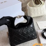 Effortlessly nail that chic, relaxed French vibe with this underarm bag-box - Image 11