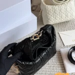 Effortlessly nail that chic, relaxed French vibe with this underarm bag-box - Image 10